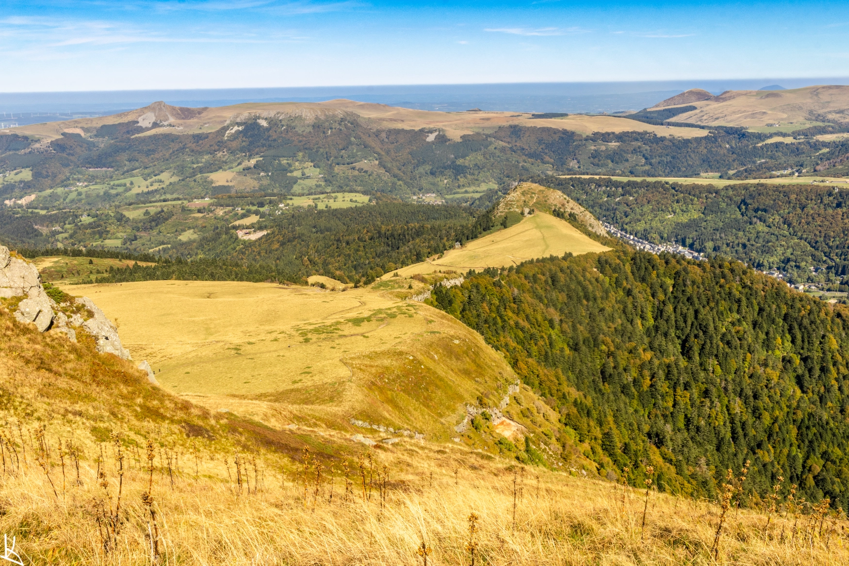 Depuis La Carrière, vue vers le Capucin et au loin les plateaux de la Banne d'Ordanche